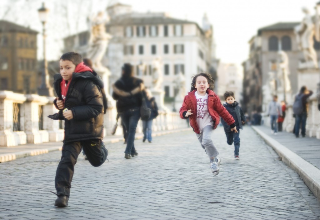 Children running along Pont'Sant Angelo