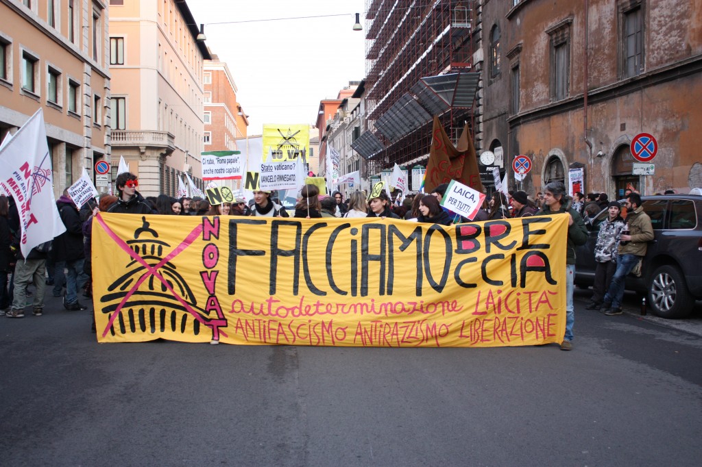 Front line marchers holding up the movement's slogan "Facciamo Brecchia"
