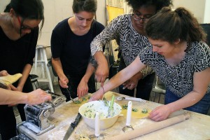 Step 3: The filling is added to the ravioli dough. Photo: Winnie Lu
