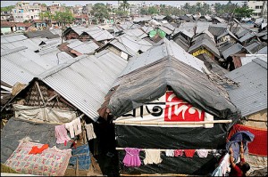 A slum in Calcutta showing metal roofs, a sign of slum upgrading. Maciej Dakowicz, Flickr.