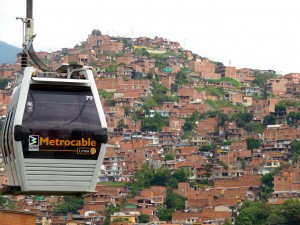 The MetroCable extension line started operating in 2004. It was initially built to serve one of the most dangerous and poor neighborhoods of the city in the northeast area. Image taken from Reflexiones Domingueras, http://reflexionesdomingueras.wordpress.com/tag/colombia/