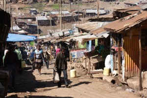 A slum in Nairobi with informal settlements and market stalls. (Image from CitiesAlliance.org)