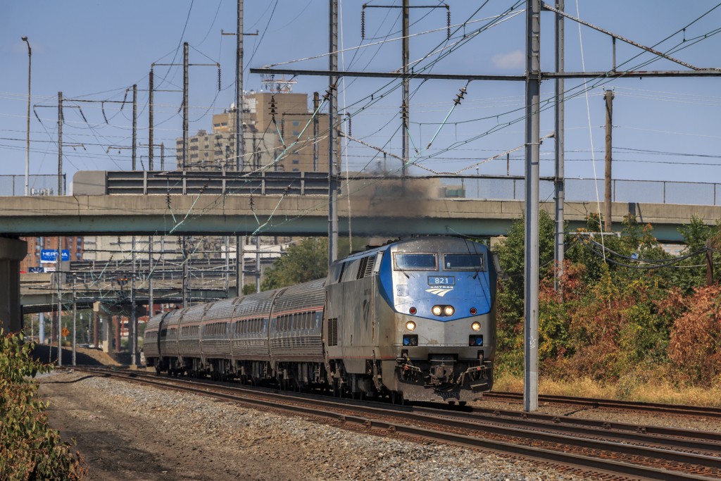 Amtrak 04T, the Pennsylvanian, a daily run from Pittsburgh PA to New York City, puts on a smoke show as it leaves Harrisburg and heads east. Source: Flickr; Mark Thompson