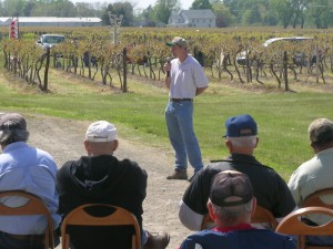 Professor Loeb speaking to grape growers