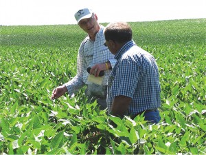 Keith discussing soybeans with Don Rutz